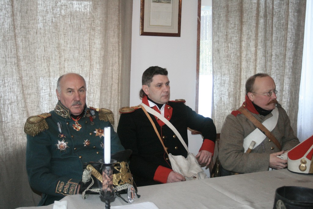 Командиры русских полков Л. Малышев, А.Рогатнев и А.Штин на совете перед реконструкцией. 9 декабря 2007 года. Янино. Архив автора.