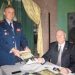 А. И. Жданов помогает автору подписывать книги.