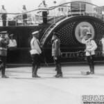 Встреча императора Николая II и членов Императорской фамилии, прибывших на освящение памятника адмиралу С.О.Макарову, у Императорской яхты "Александрия". 1913 г. Место съемки Петербургская губерния г. Кронштадт. Фотография ателье Буллы.